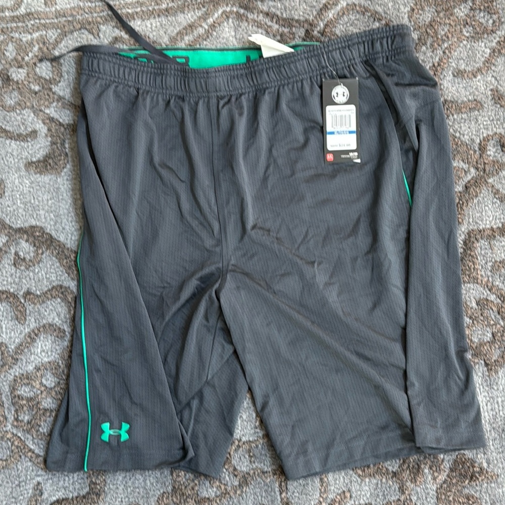 Under Armour men’s shorts XL with green siding and a green under Armour logo